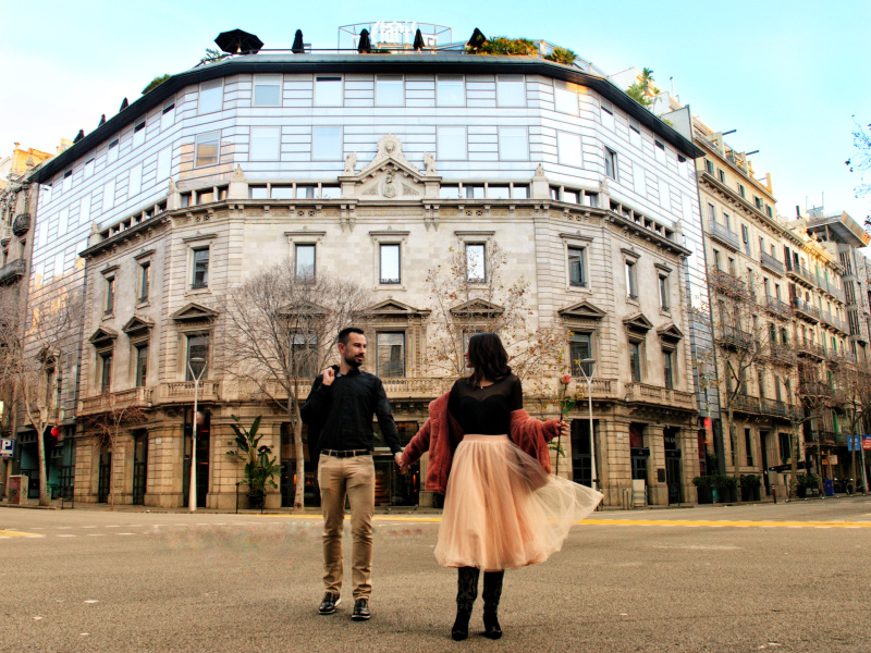 couple enjoying a romantic geaway at Hotel Claris Barcelona