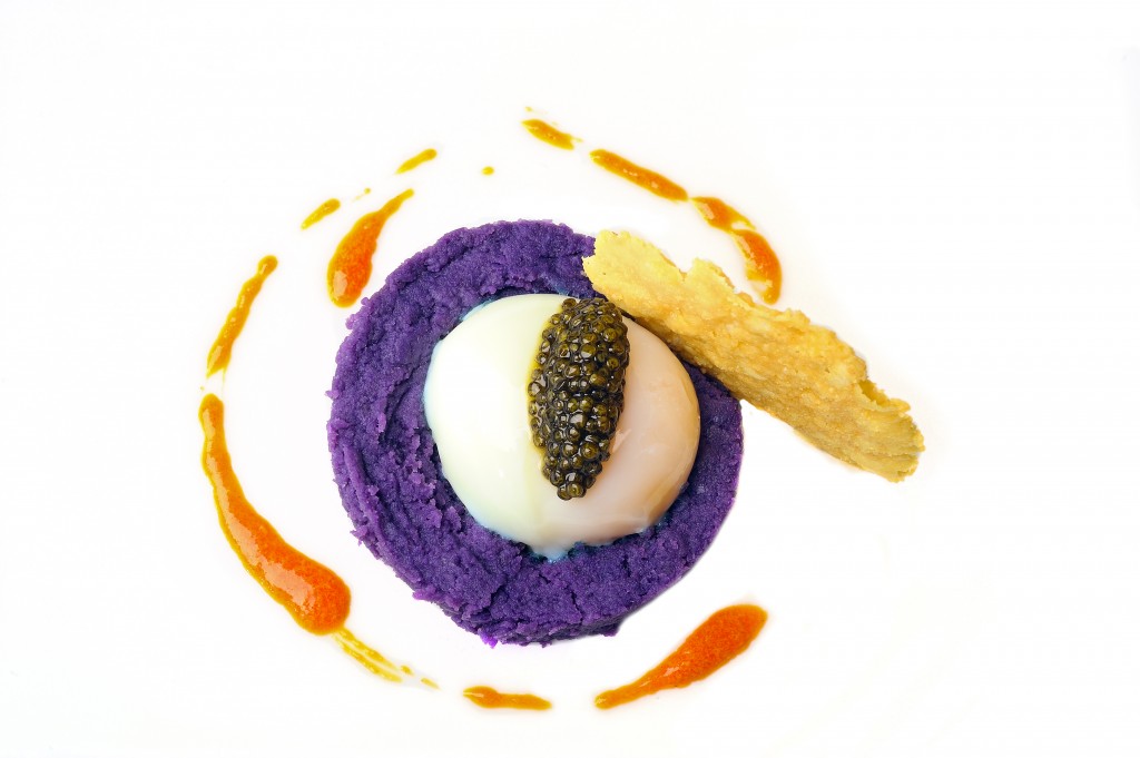 Huevo poche con patata violada y caviar