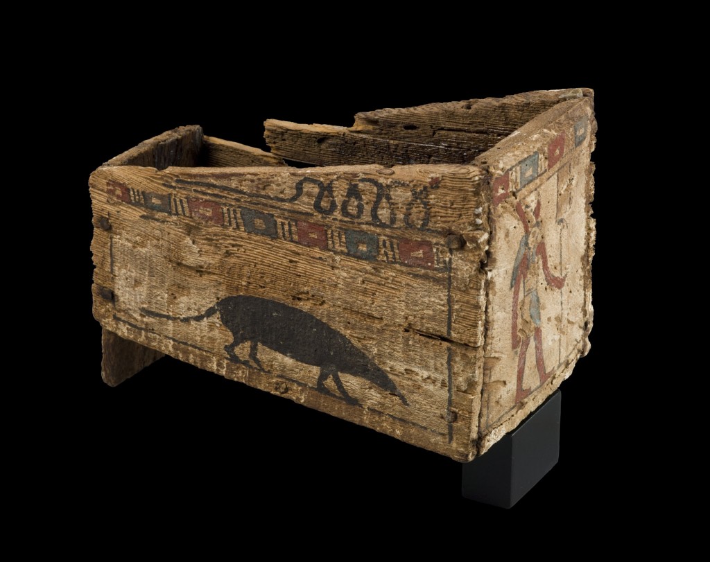 Sarcófago de musaraña.  Madera estucada y  policromada. Dinastía XXVI (654-525 a.C.)