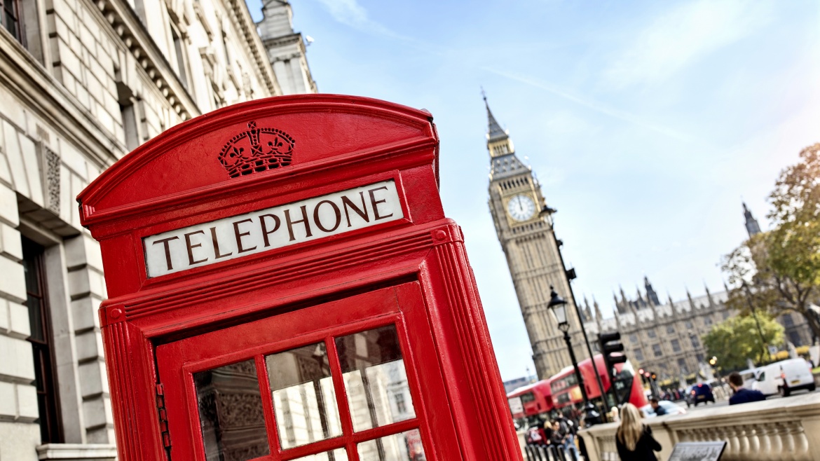 Cabina telefónica y el Big Ben de fondo - Londres