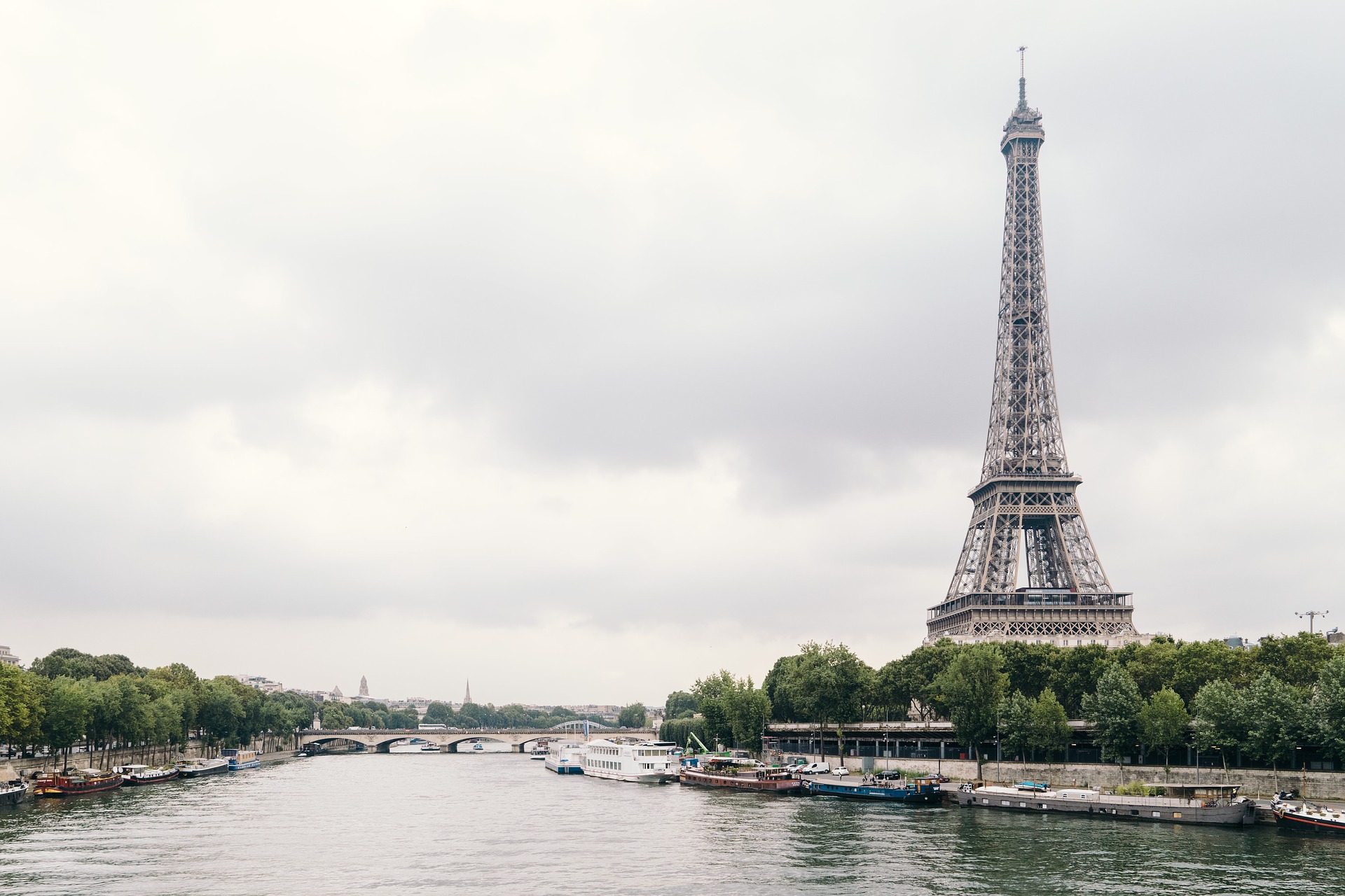 Vista a la torre Eiffel y al Sena en Paris