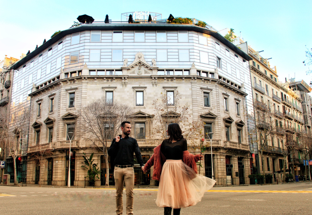 Pareja enamorada frente al Hotel Claris de Barcelona 